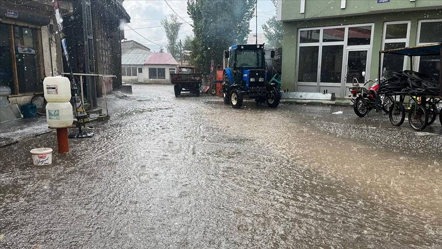 Ağrı'yı sağanak ve dolu vurdu: Cadde ve sokaklar göle döndü 7